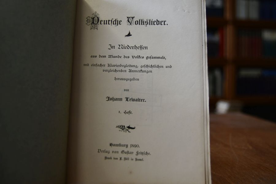 Deutsche Volkslieder. In Niederhessen aus dem Munde des Volkes gesammelt,mit einfacher Klavierbegleitung, geschichtlichen und vergleichenden Anmerkungen. Hefte 1-5.
