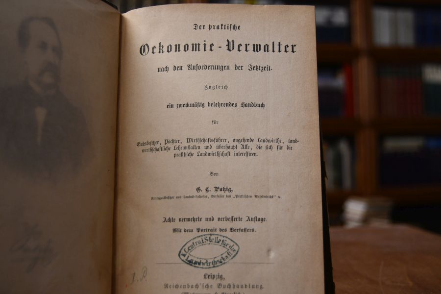 Der praktische Oekonomie-Verwalter nach den Anforderungen der Jetztzeit. Zugleich ein zweckmäßig belehrendes Handbuch für Gutsbesitzer, Pächter, Wirtschaftsführer, angehende Landwirthe, landwirthschaftliche Lehranstalten und überhaupt Alle, die sich für die praktische Landwirthschaft interessieren.