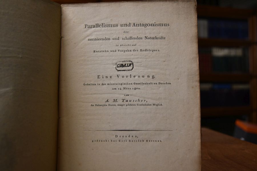 Parallelismus und Antagonismus der zerstörenden und schaffenden Naturkräfte in Absicht auf Entstehn und Vergehn des Erdkörpers. Eine Vorlesung. Gehalten in der mineralogischen Gesellschaft zu Dresden am 14. März 1820.