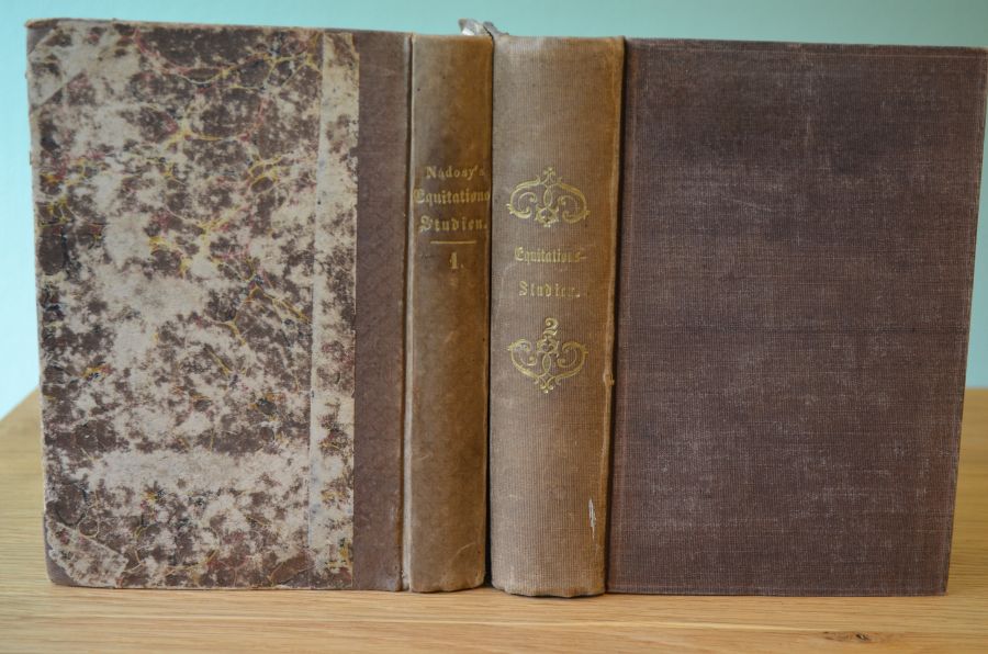Equitations-Studien. Mit besonderer Rücksichtnahme auf den Unterricht in den Artillerie-Equitationen, zusammengestellt. 2 Bde. (komplett). !. Bd. Reit- und Fahrunterricht in 6 Heften und mit 33 Abb., II. Bd. Hyppologisches Fach in 6 Heften und 162 Abb.