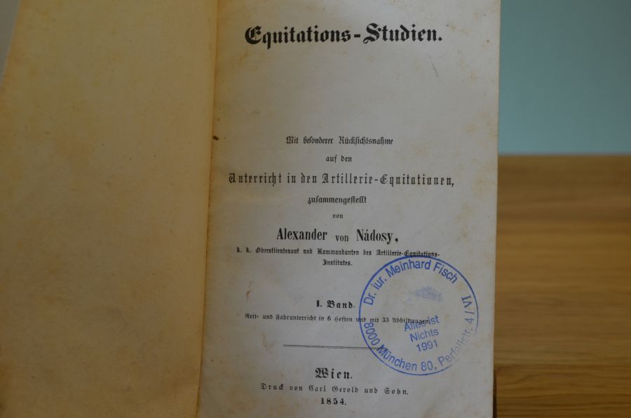 Equitations-Studien. Mit besonderer Rücksichtnahme auf den Unterricht in den Artillerie-Equitationen, zusammengestellt. 2 Bde. (komplett). !. Bd. Reit- und Fahrunterricht in 6 Heften und mit 33 Abb., II. Bd. Hyppologisches Fach in 6 Heften und 162 Abb.