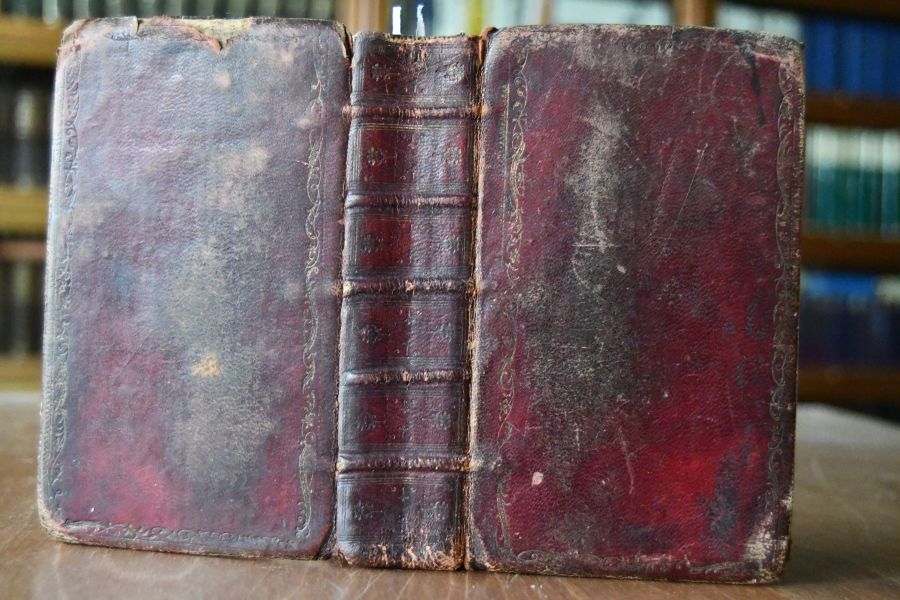 The book of Common Prayer, and Administration of the Sacraments, and other Rites and Ceremonies of the Church, According to the Use of The Churchn of England; Together with the Psalter or Psalms of David, Pointed as they are to be sung or said in Churches. Angebunden A Companion to the Altar. Shewing the Nature and Necesity of a Sacramental Preparation. In order to our worthy receiving the Holy Communion..., London, Parker, 1771, 68; Angebunden A New Version of the Psalms of David, fitted to the Tunes Used in Churches by N. Brady, London, Harrison, 1772, 192 S.