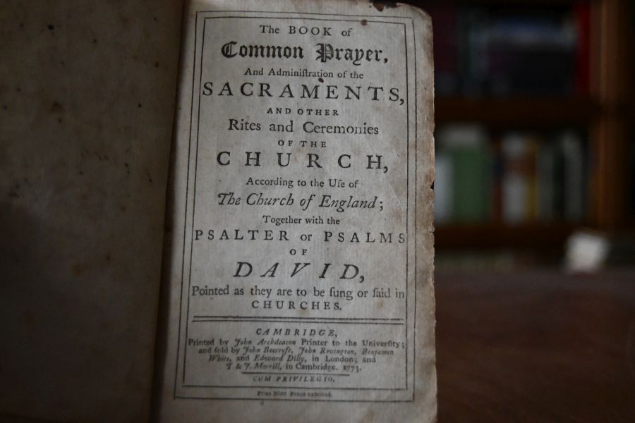 The book of Common Prayer, and Administration of the Sacraments, and other Rites and Ceremonies of the Church, According to the Use of The Churchn of England; Together with the Psalter or Psalms of David, Pointed as they are to be sung or said in Churches. Angebunden A Companion to the Altar. Shewing the Nature and Necesity of a Sacramental Preparation. In order to our worthy receiving the Holy Communion..., London, Parker, 1771, 68; Angebunden A New Version of the Psalms of David, fitted to the Tunes Used in Churches by N. Brady, London, Harrison, 1772, 192 S.