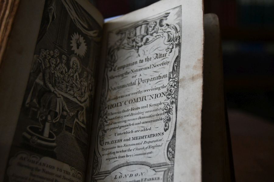 The book of Common Prayer, and Administration of the Sacraments, and other Rites and Ceremonies of the Church, According to the Use of The Churchn of England; Together with the Psalter or Psalms of David, Pointed as they are to be sung or said in Churches. Angebunden A Companion to the Altar. Shewing the Nature and Necesity of a Sacramental Preparation. In order to our worthy receiving the Holy Communion..., London, Parker, 1771, 68; Angebunden A New Version of the Psalms of David, fitted to the Tunes Used in Churches by N. Brady, London, Harrison, 1772, 192 S.