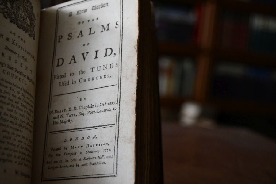 The book of Common Prayer, and Administration of the Sacraments, and other Rites and Ceremonies of the Church, According to the Use of The Churchn of England; Together with the Psalter or Psalms of David, Pointed as they are to be sung or said in Churches. Angebunden A Companion to the Altar. Shewing the Nature and Necesity of a Sacramental Preparation. In order to our worthy receiving the Holy Communion..., London, Parker, 1771, 68; Angebunden A New Version of the Psalms of David, fitted to the Tunes Used in Churches by N. Brady, London, Harrison, 1772, 192 S.