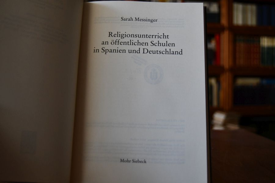 Religionsunterricht an öffentlichen Schulen in Spanien und Deutschland.
