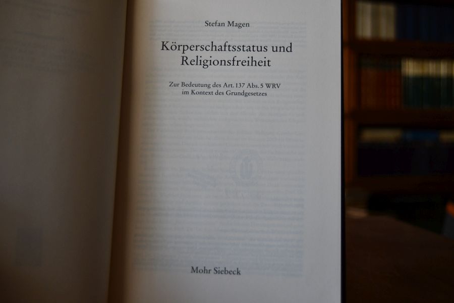 Körperschaftsstatus und Religionsfreiheit. Zur Bedeutung des Art. 137 Abs. 5 WRV im Kontext des Grundgesetzes.