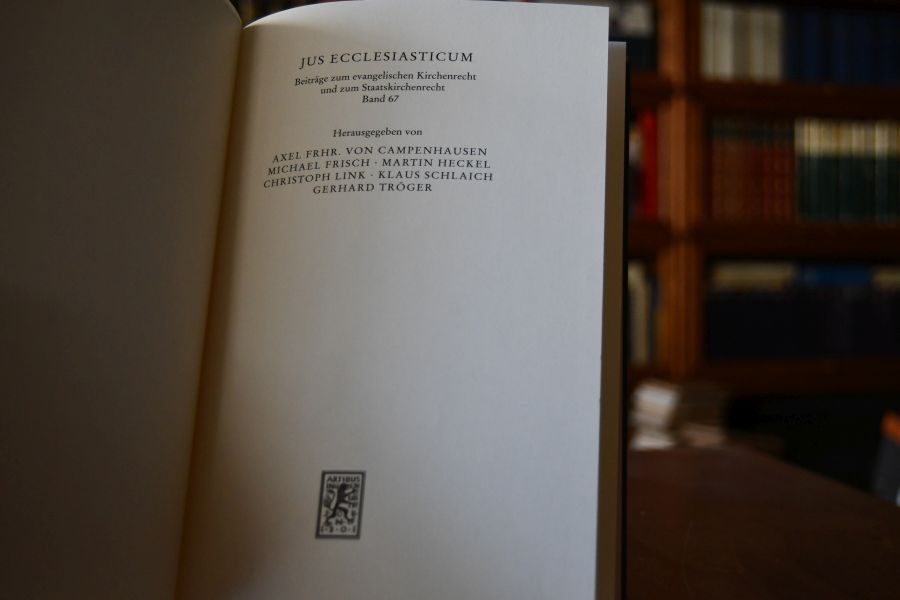 Datenschutz und evangelisches Kirchenrecht. Eigenständigkeit und Eigengeartetheit des Datenschutzgesetzes der EKD.