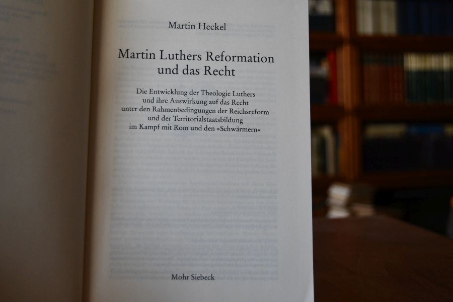 Martin Luthers Reformation und das Recht. Die Entwicklung der Theologie Luthers und ihre Auswirkung auf das Recht unter den Rahmenbedingungen der Reichsreform und der Territorialstaatsbildung im Kampf mit Rom und den "Schwärmern".