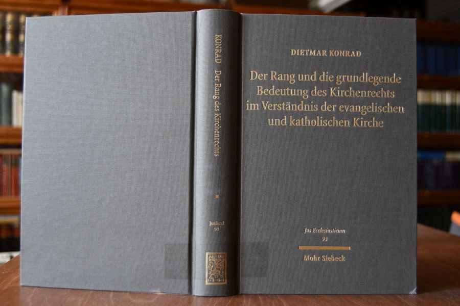 Der Rang und die grundlegende Bedeutung des Kirchenrechts im Verständnis der evangelischen und katholischen Kirche.