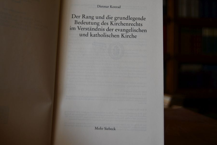 Der Rang und die grundlegende Bedeutung des Kirchenrechts im Verständnis der evangelischen und katholischen Kirche.