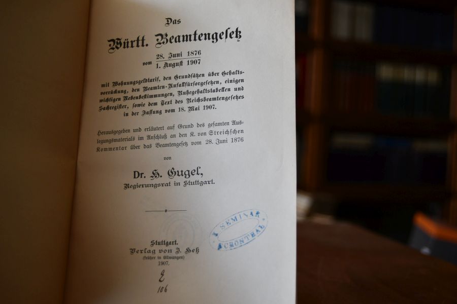 Das Württ. Beamtengesetz vom 28. Juni 1876/1. August 1907 mit Wohngeldtarif, den Grundsätzen über Gehaltsvorrückung, den Beamten-Ausfallfürsorgegesetzen, einen wichtigen Nebenbestimmungen, Ruhegehaltstabellen und Sachregister, sowie dem Text des Reichsbeamtengesetzes in der Fassung vom 18. Mai 1907.