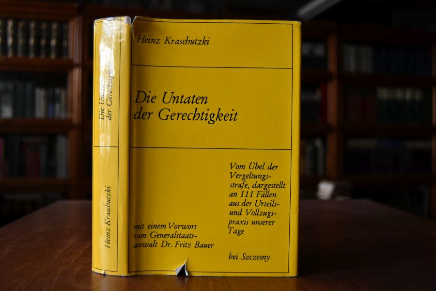 Die Untaten der Gerechtigkeit. Vom Übel der Vergeltungsstrafe, dargestellt an 111 Fällen aus der Urteils-und Vollzugspraxis unserer Tage. Mit einem Vorwort von Generalstaatsanwalt Fritz Bauer