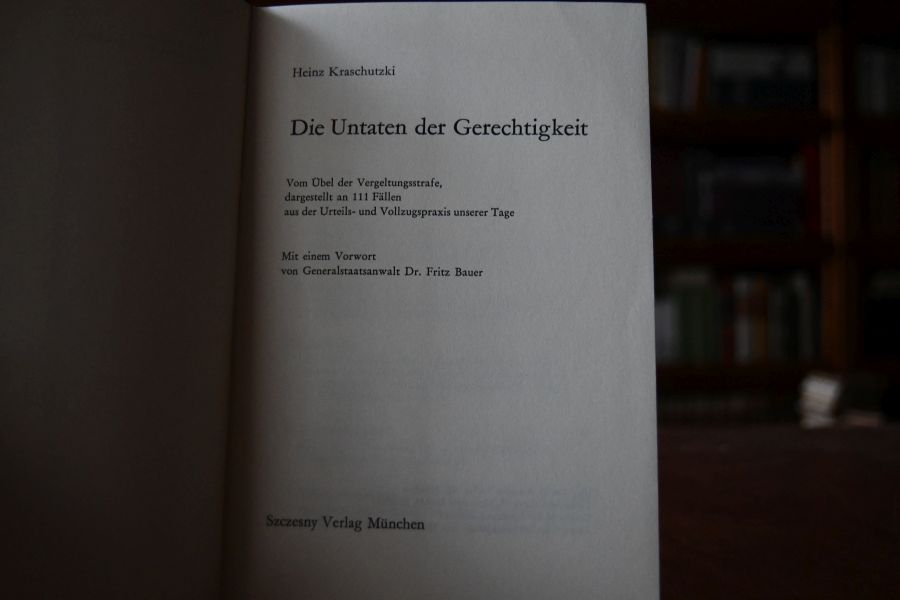 Die Untaten der Gerechtigkeit. Vom Übel der Vergeltungsstrafe, dargestellt an 111 Fällen aus der Urteils-und Vollzugspraxis unserer Tage. Mit einem Vorwort von Generalstaatsanwalt Fritz Bauer