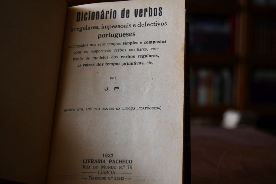 Dicionario de verbos irregulares, impessoiais e defectivos portugueses conjugados nos seus tempos simples e compostos com os respectivos verbos auxiliares, contendo os modelos dos verbos regulares, as raizes dos tempos primitivos etc.