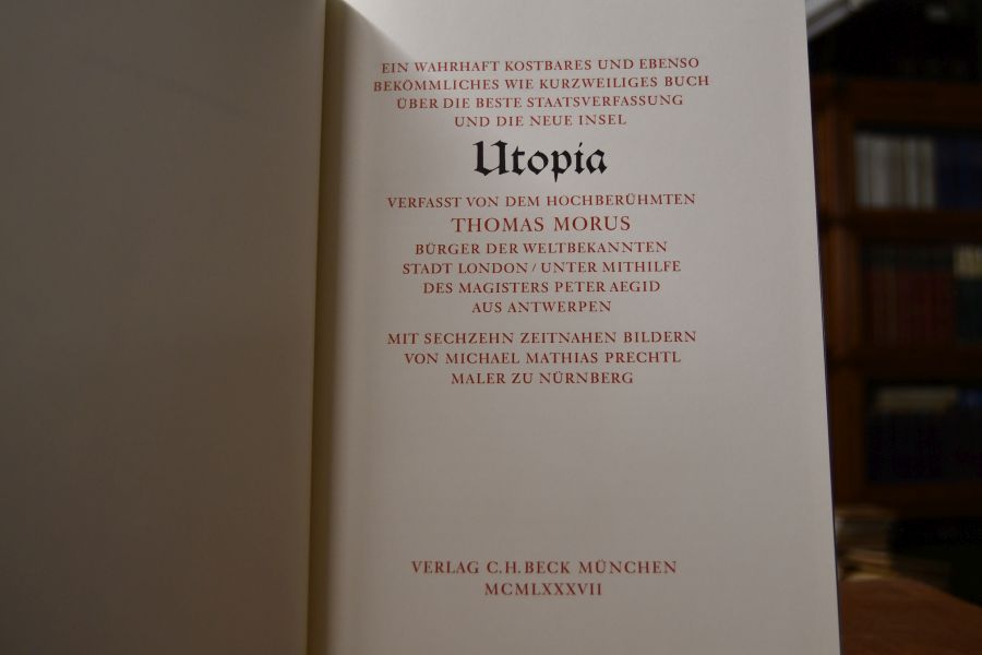 Ein wahrhaft kostbares und ebenso bekömmliches wie kurzweiliges Buch über die beste Staatsverfassung und die neue Insel Utopia. Verfasst von dem hochberühmten Thomas Morus Bürger der weltbekannten Stadt London/unter Mithilfe des Magisters Peter Aegid aus Antwerpen. Mit sechzehn zeitnahen Bildern von Michael Mathias Prechtl Maler zu Nürnberg.