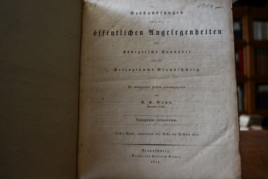 Verhandlungen über die öffentlichen Angelegenheiten des Königreichs Hannover und des Herzogthums Braunschweig. in zwanglosen Heften herausgegeben. Erster Band Heft 2-6 (fälschlicherweise wurde Heft 1 des 2. Bandes als Heft 1 des 1. Bandes eingebunden, deshalb auch abweichende Seitenzahlen).