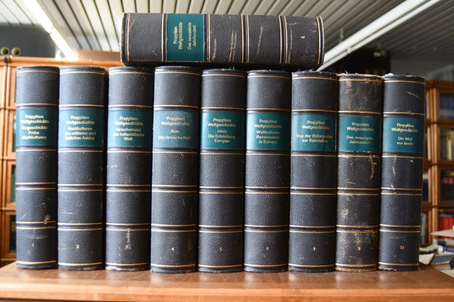 Propyläen Weltgeschichte. Eine Universalgeschichte. Band 1 Vorgeschichte. Frühe Hochkulturen. Band 2 Hochkulturen des mittleren und östlichen Asiens. Band 3 Griechenland. Die hellenistische Welt. Band 4 Rom. Die römische Welt. Band 5 Islam. die Entstehung Europas. Band 6 Weltkulturen. Renaissance in Europa, Band 8 Das neunzehnte Jahrhundert. Band 9 Das zwanzigste Jahrhundert. Band 10 Die Welt von heute.
