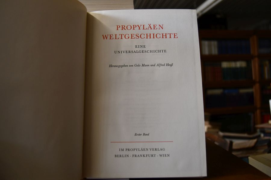 Propyläen Weltgeschichte. Eine Universalgeschichte. Band 1 Vorgeschichte. Frühe Hochkulturen. Band 2 Hochkulturen des mittleren und östlichen Asiens. Band 3 Griechenland. Die hellenistische Welt. Band 4 Rom. Die römische Welt. Band 5 Islam. die Entstehung Europas. Band 6 Weltkulturen. Renaissance in Europa, Band 8 Das neunzehnte Jahrhundert. Band 9 Das zwanzigste Jahrhundert. Band 10 Die Welt von heute.