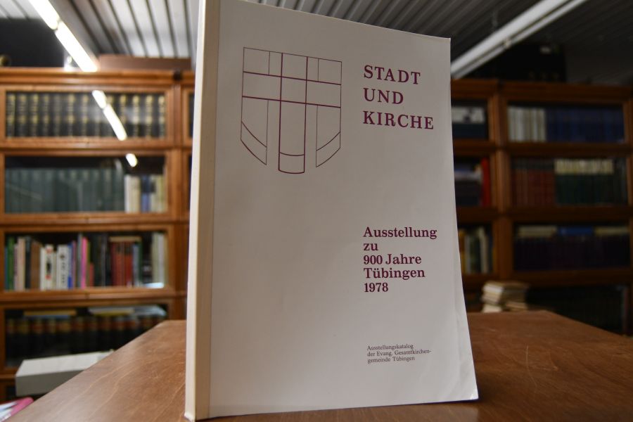 Stadt und Kirche. Dienst inder Stadt. Diakonie am Ort heute. Glaube und Kirche im Laufe der Zeit. Dokumente und Zeugnisse des Christenlebens in Tübingen aus verschiedener Zeit. Ausstellung der Evangelischen Gesamtkirchengemeinde zur 900-Jahrfeier Tübingens 1978.