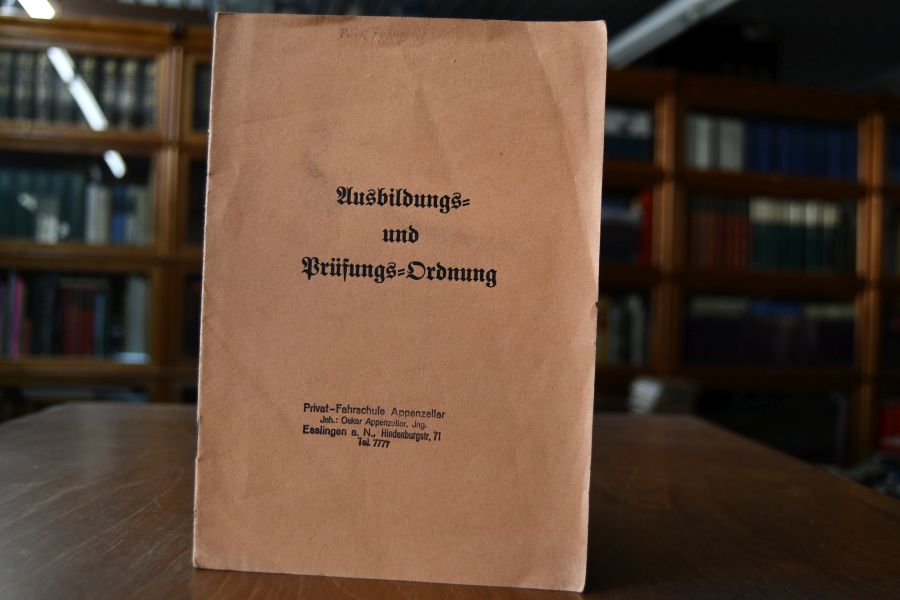 Ausbildungs- und Prüfungs-Ordnung für Fahrlehrer und Fahrschüler in Württemberg, Baden und Hohenzollern.