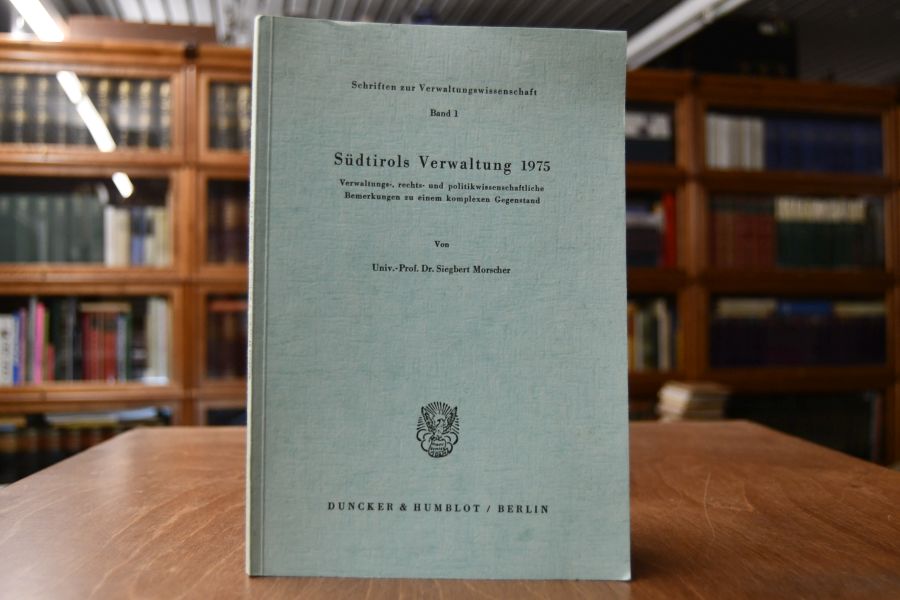 Südtirols Verwaltung 1975. Verwaltungs-, rechts- u. politikwissaftliche Bemerkungen zu einem komplexen Gegenstand.