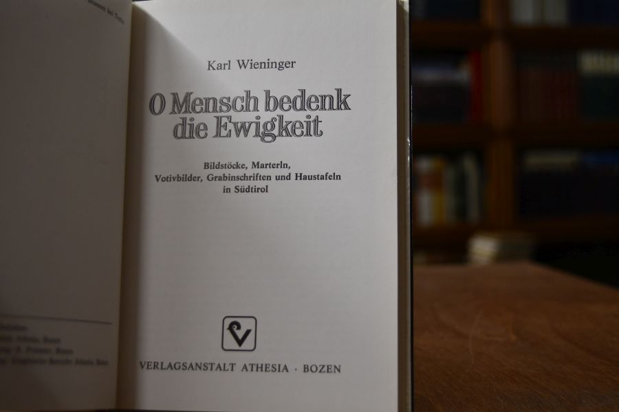O Mensch bedenk die Ewigkeit. Bildstöcke, Marterln, Votivbilder, Grabinschriften und Haustafeln in Südtirol.