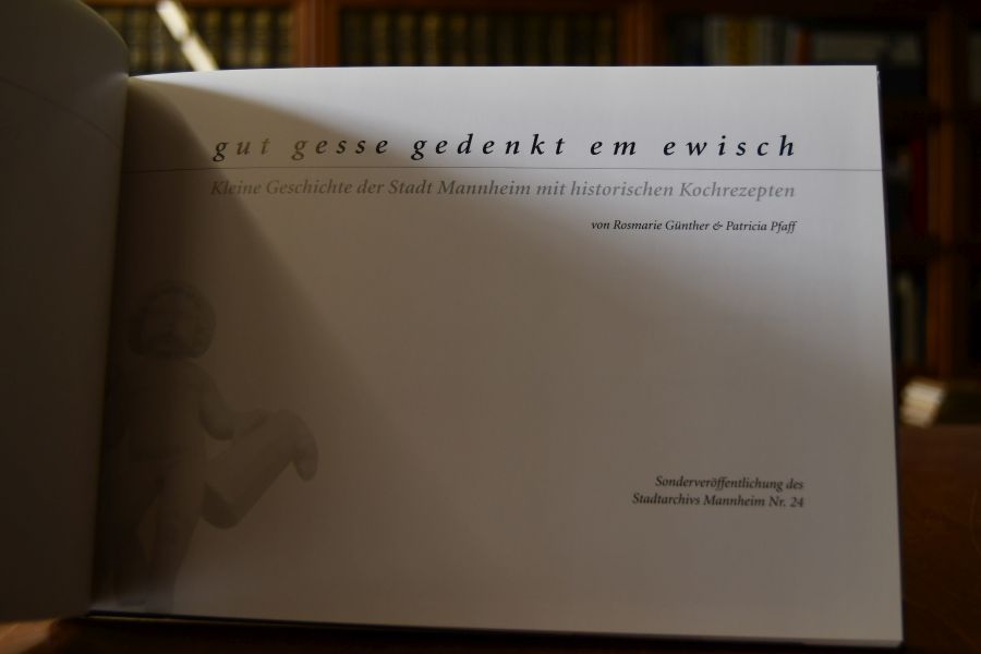 Gut gesse gedenkt em ewisch. Kleine Geschichte der Stadt Mannheim mit historischen Kochrezepten.