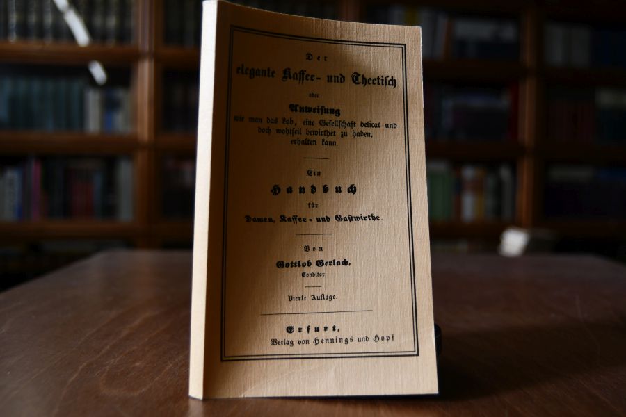 Der elegante Kaffee- und Theetisch oder Anweisung wie man das Lob, eine Gesellschaft delicat und doch wohlfeil bewirthet zu haben, erhalten kann. Ein Handbuch für Damen, Kaffee- und Gastwirthe