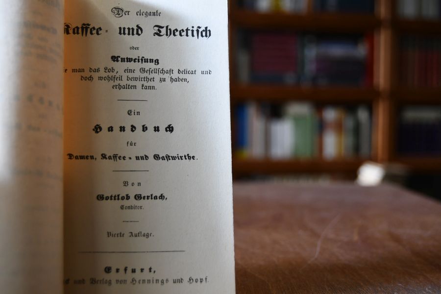 Der elegante Kaffee- und Theetisch oder Anweisung wie man das Lob, eine Gesellschaft delicat und doch wohlfeil bewirthet zu haben, erhalten kann. Ein Handbuch für Damen, Kaffee- und Gastwirthe