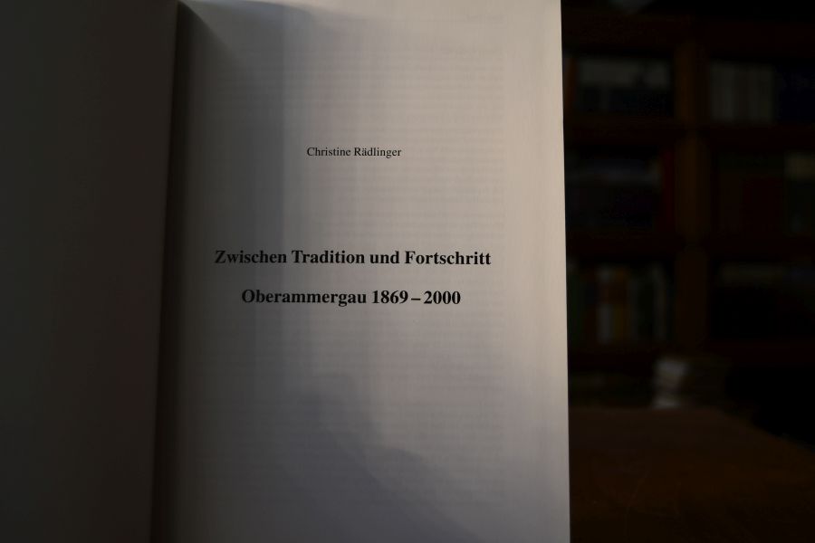 Zwischen Tradition und Fortschritt - Oberammergau 1869 - 2000.