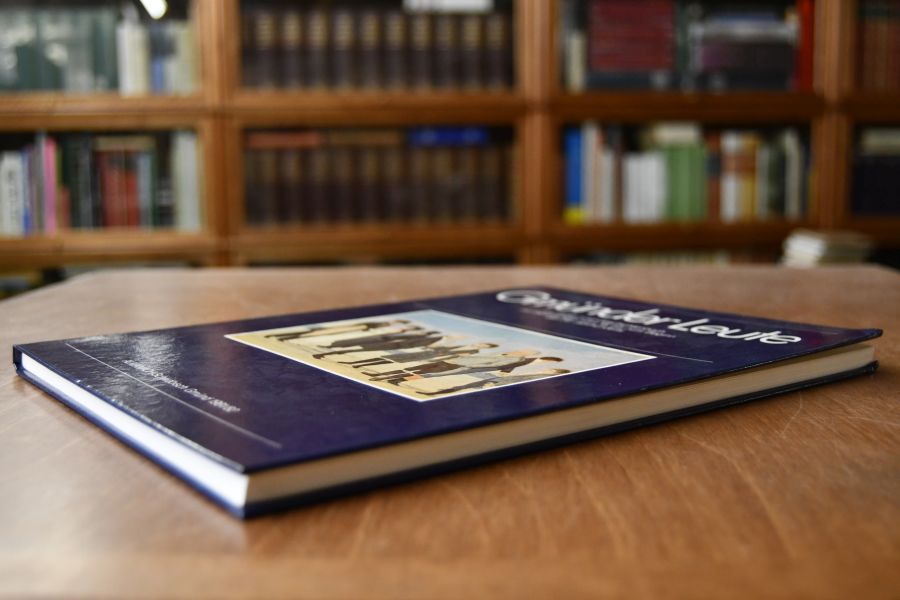 Gmünder Leute. Ein Bilder- und Geschichtenbuch mit Darstellungen vom 18. bis zum Beginn des 20. Jahrhunderts aus der Julius Erhard`schen Gmunder Bilderchronik und aus Sammlungen des Städtischen Museums Schwäbisch Gmünd.