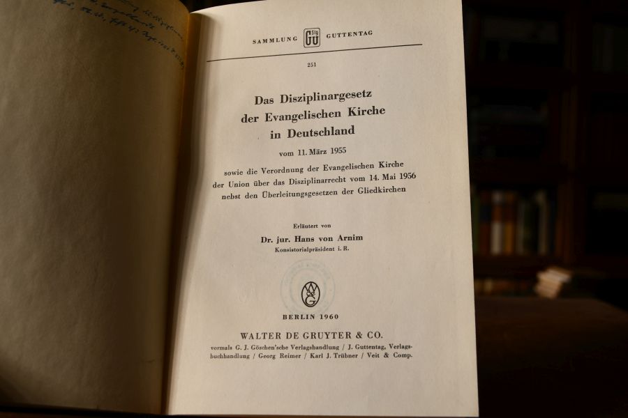 Das Disziplinargesetz der Evangelischen Kirche in Deutschland vom 11. März 1955 sowie die Verordnung der Evangelsichen Kirche der Union über das Disziplinarrecht vom 14. Mai 1956 nebst den Überleitungsgesetzen der Landeskirchen.