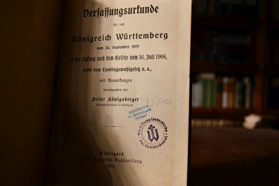 Verfassungsurkunde für das Königreich Württemberg vom 25. September 1819 in der Fassung nach dem Gesetze vom 16. Juli 1906, nebst dem Landtagswahlgesetz u. a. mit Anmerkungen.