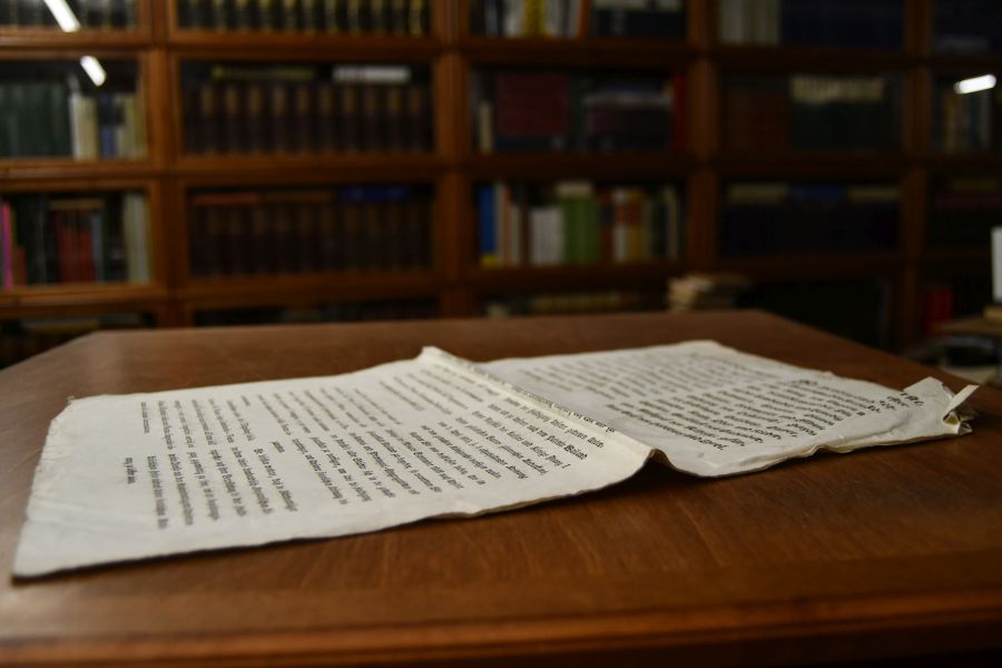 Ferdinand der Erste zeigt den Central- und Provinzial-Congregationen und den Podesta`s aller Städte an, dass sie sich Anfang September nach Mailand zu begeben haben um ihm dort zu huldigen. Die Eidesformel wird mitgeteilt. 2sprachig italienisch und deutsch.