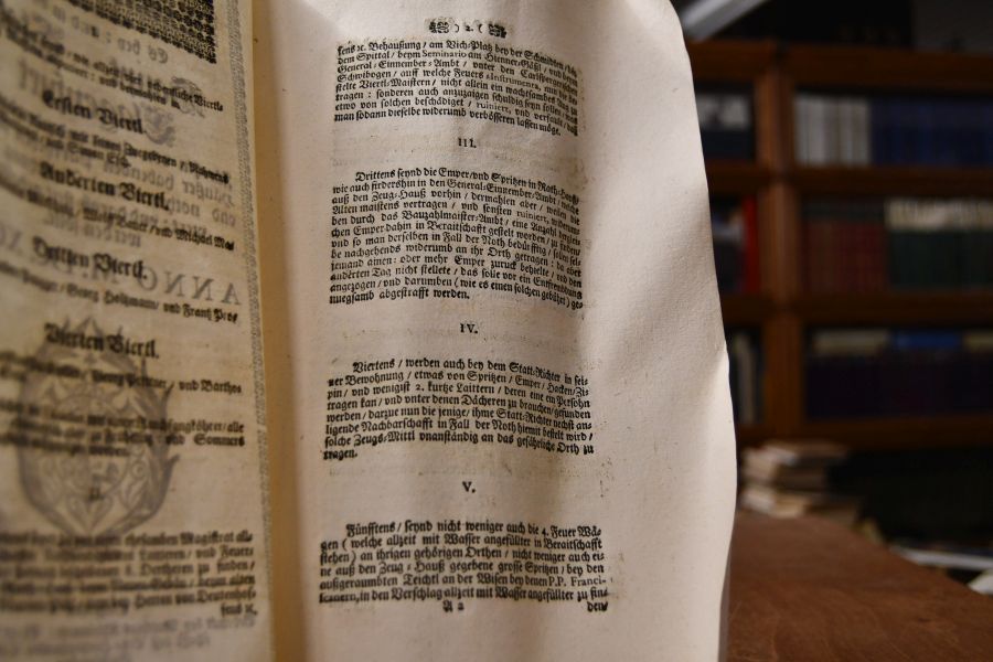 Neue Feuer-Ordnung Was Gestalten es bey und in diser Haupt-Statt Clagenfurt Fürohin von allen und jeden darinnen Häußer habenden Partheyen zu gut- und nothwendiger Vorsehung observirt und darob stett gehalten werden solle.
