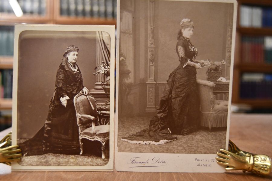 2 Photographien von Isabella II. Königin von Spanien. 1x als jüngere Faru mit dem Bild Ihres Mannes in der Hand und 1x als ältere Frau.