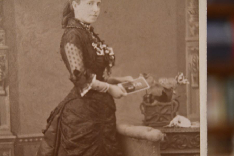 2 Photographien von Isabella II. Königin von Spanien. 1x als jüngere Faru mit dem Bild Ihres Mannes in der Hand und 1x als ältere Frau.