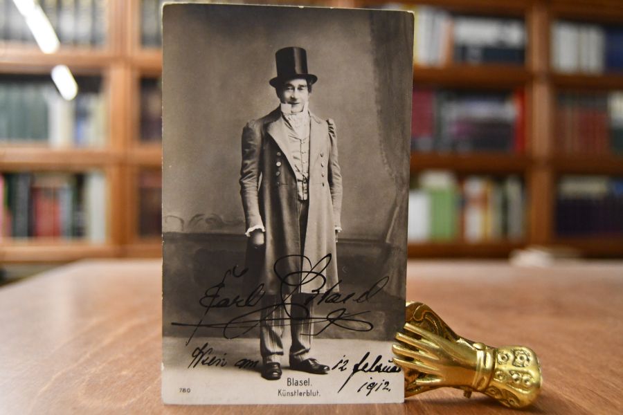 Karl Blasel (1831 - 1922) war ein österreichischer Schauspieler und Theaterdirektor Karte mit eigenhändiger, datierter Unterschrift, rückseitig handschriftliche Grüße und Unterschrift.