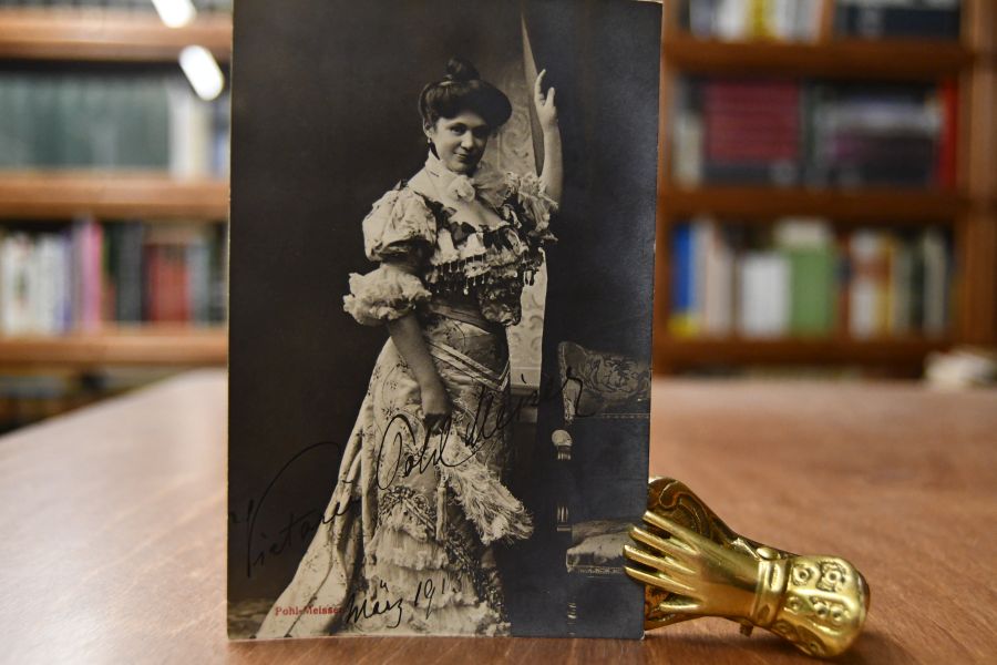 Viktoria Pohl-Meiser (1858 - 1936) war eine deutsch-österreichische Bühnenschauspielerin und Sängerin Karte mit eigenhändiger Unterschrift.