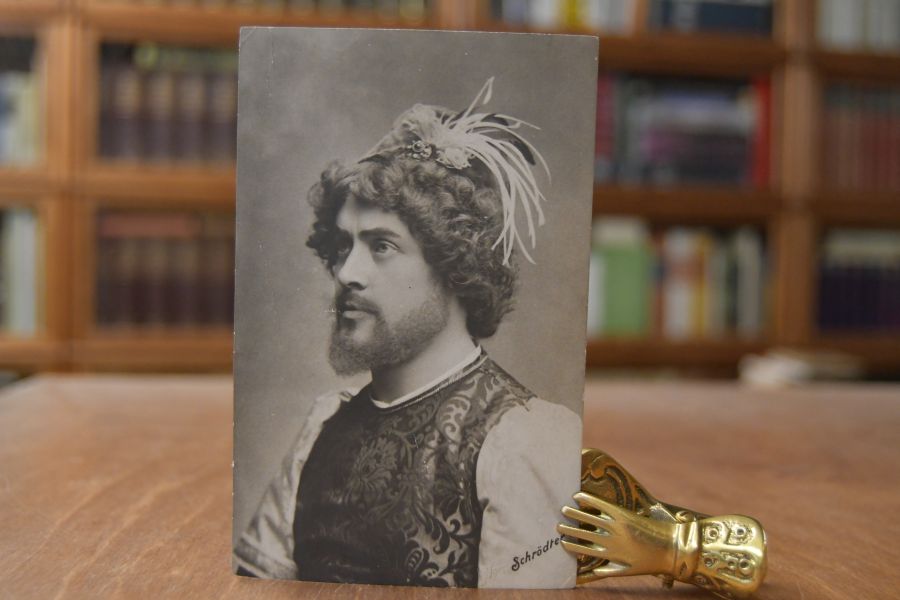 Porträtpostkarte von Fritz Schrödter (* 15. März 1855 in Leipzig; † 15. Januar 1924 in Wien) deutscher Operetten- und Opernsänger (Tenor). Mit datierter handschriftlicher Signatur auf der Rückseite.