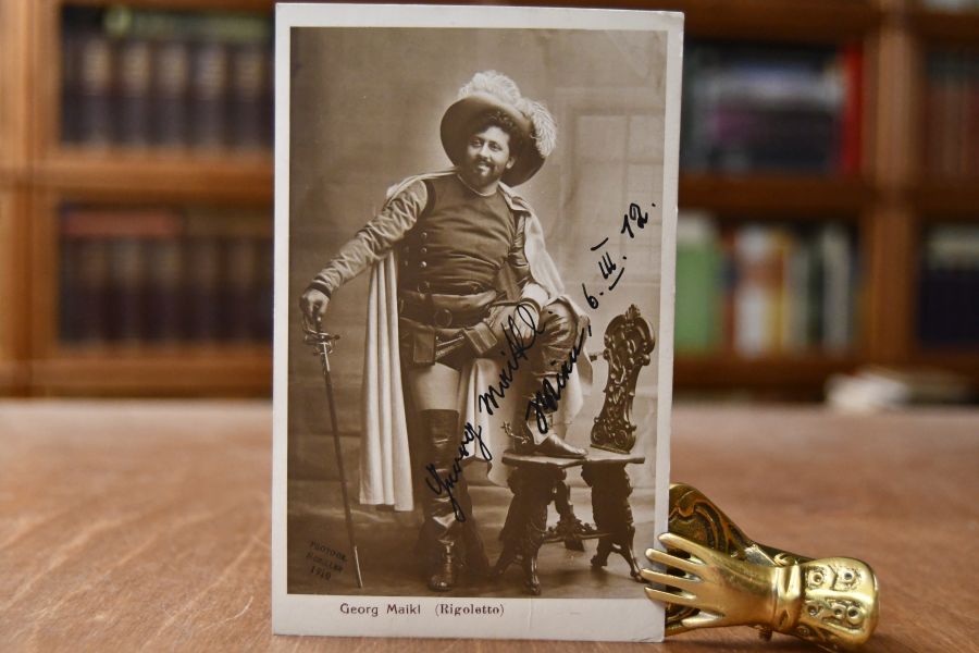 Porträtpostkarte von Georg Maikl (* 4. April 1872 in Hippach bei Zell am Ziller, Tirol; † 22. August 1951 in Wien) österreichischer Opernsänger. Mit datierter handschriftlicher Signatur auf der Bildseite.