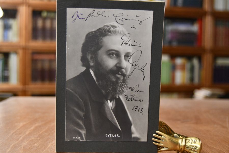 Auf Karton aufmontierte Porträtkarte von Edmund Eysler (österreichischer Operettenkomponist 1874-1949) mit handschriftlicher Widmung und datierter Unterschrift auf Vorderseite.