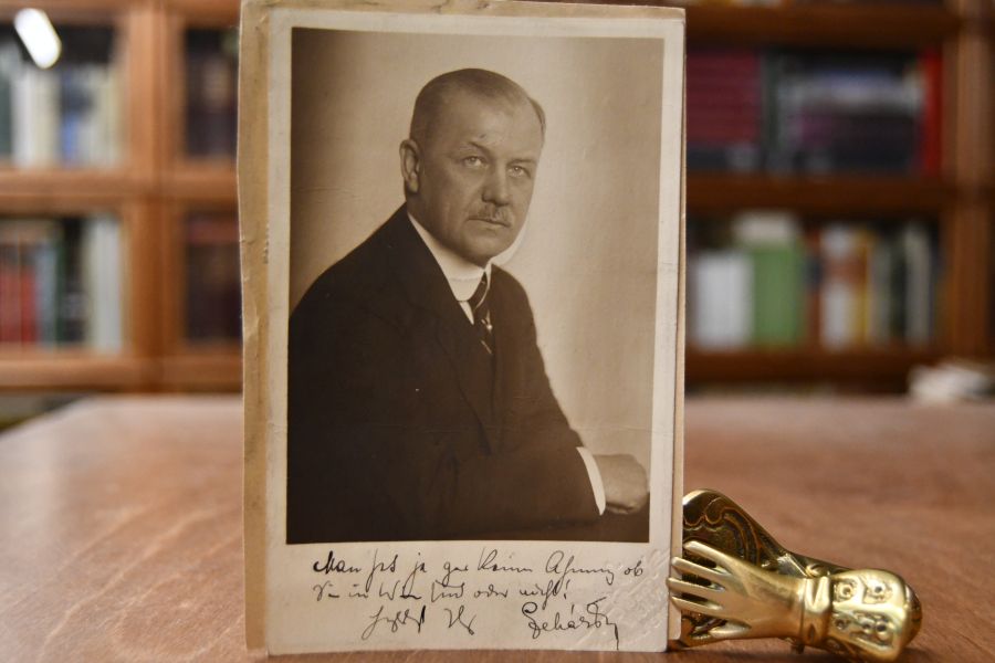 Porträtphotographie von Franz Lehar (* 30. April 1870 in Komorn, † 24. Oktober 1948 in Bad Ischl, österreichischer Komponist). Mit handschriftlicher Widmung von Franz Lehar.