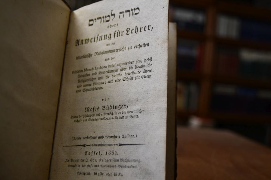 Anweisung für Lehrer, wie der israelitischen Religionsunterricht zu ertheilen und der Leitfaden Moreh Lathora dabei anzuwenden sey, nebst Gedanken und Bemerkungen über die israelitische Religionslehre und die dieselbe betreffende ältere und neuere Literatur; auch eine Schrift für Eltern und Schulbehörden = Moreh le-morim.