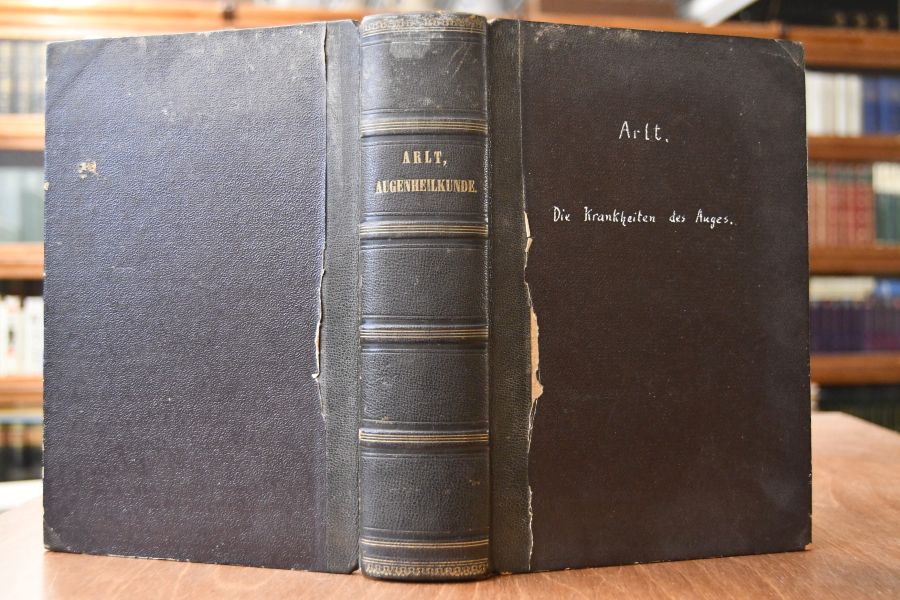 Die Krankheiten des Auges für praktische Ärzte geschildert. 3 Bde. in einem Band. 1. Die Krankheiten der Binde- und Hornhaut; 2. Die Krankheiten der Sclera, Iris, Chorioidea und Linse; 3. Die Krankheiten des Glaskörpers, der Netzhaut, der Augenmuskeln, der Augenlider, der Thränenorgane und der Orbita.