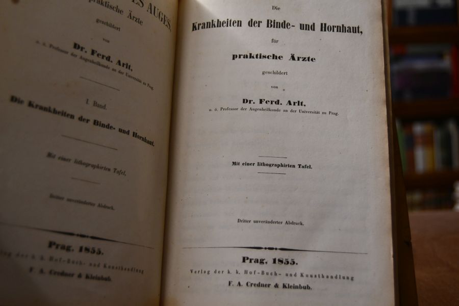 Die Krankheiten des Auges für praktische Ärzte geschildert. 3 Bde. in einem Band. 1. Die Krankheiten der Binde- und Hornhaut; 2. Die Krankheiten der Sclera, Iris, Chorioidea und Linse; 3. Die Krankheiten des Glaskörpers, der Netzhaut, der Augenmuskeln, der Augenlider, der Thränenorgane und der Orbita.