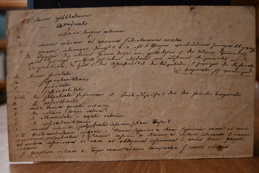 Die Krankheiten des Auges für praktische Ärzte geschildert. 3 Bde. in einem Band. 1. Die Krankheiten der Binde- und Hornhaut; 2. Die Krankheiten der Sclera, Iris, Chorioidea und Linse; 3. Die Krankheiten des Glaskörpers, der Netzhaut, der Augenmuskeln, der Augenlider, der Thränenorgane und der Orbita.
