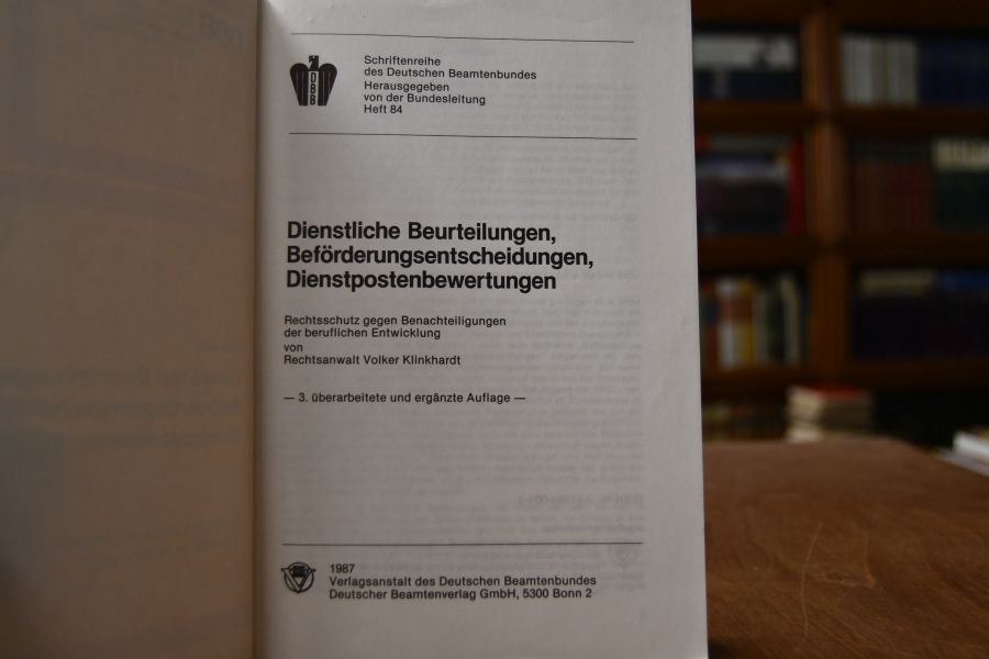 Dienstliche Beurteilungen, Beförderungsentscheidungen, Dienstpostenbewertungen. Rechtsschutz gegen Benachteiligungen d. berufl. Entwicklung.