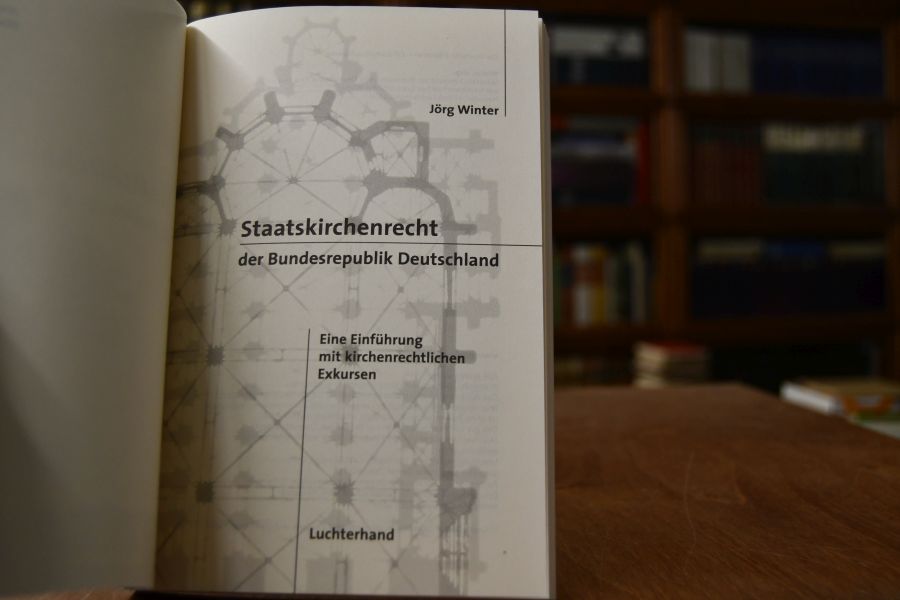 Staatskirchenrecht der Bundesrepublik Deutschland. Eine Einführung mit kirchenrechtlichen Exkursen.